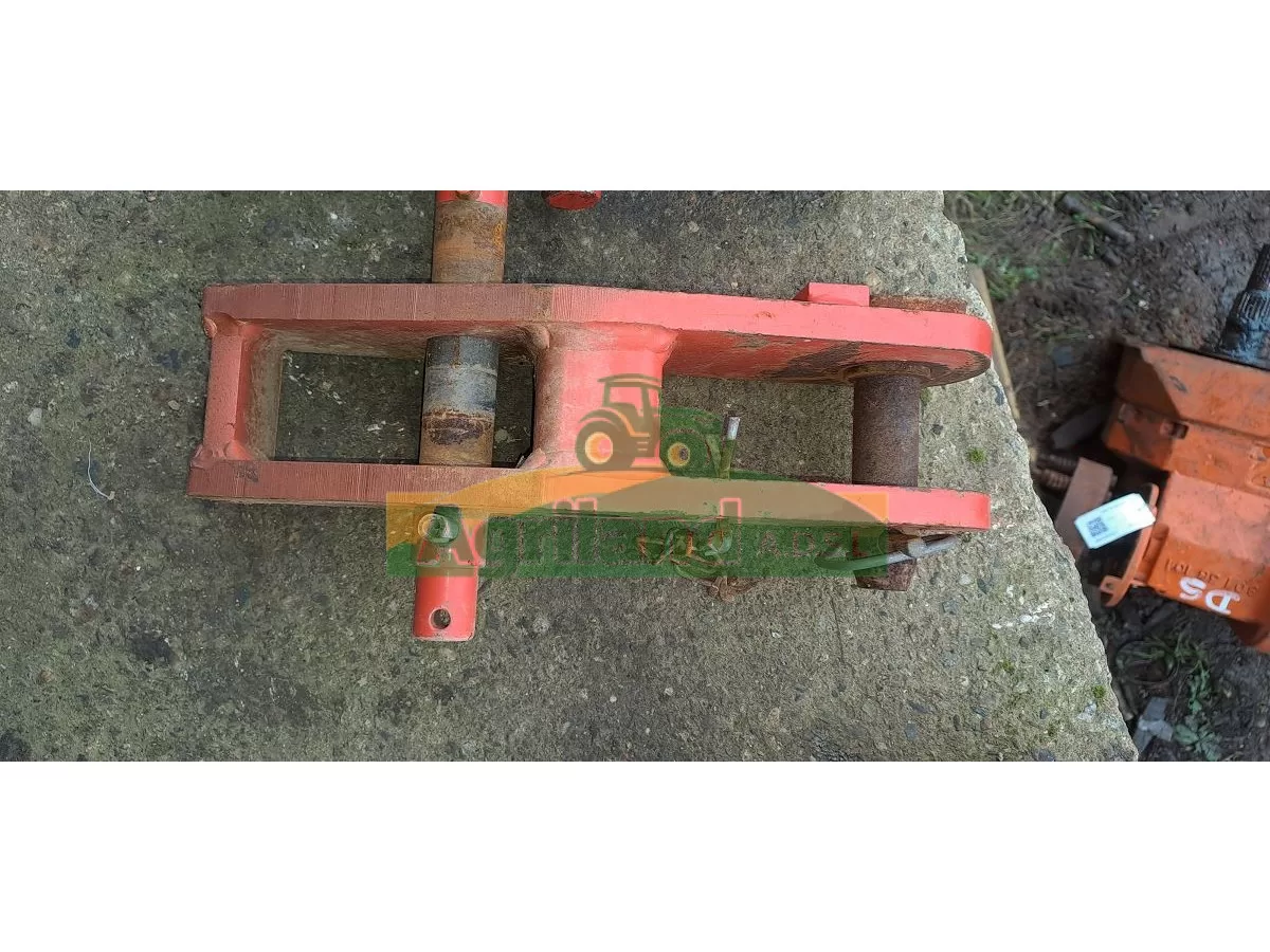 CHAPE ATTELAGE DROITE  LP : 1827