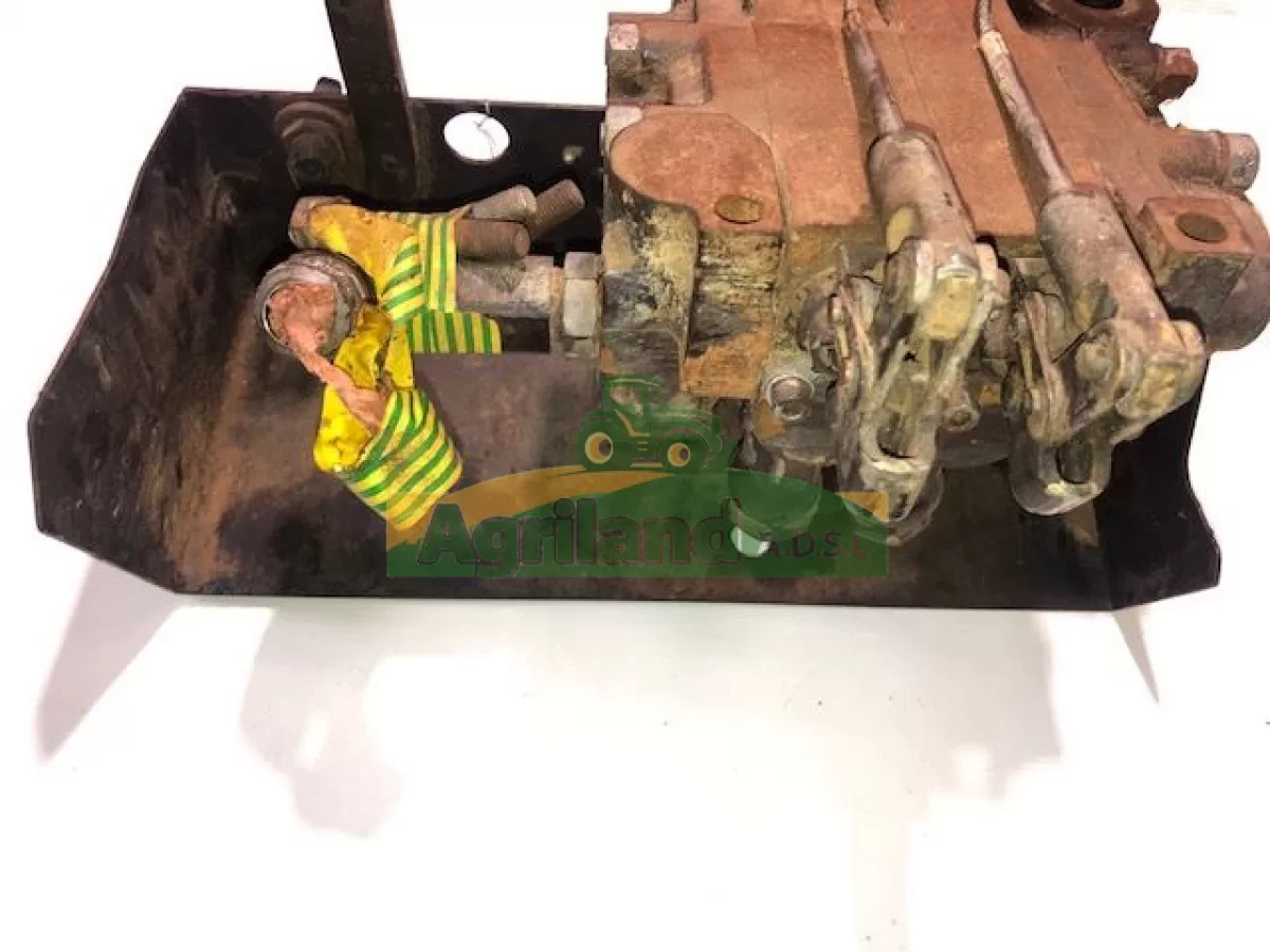 DISTRIBUTEUR HYDRAULIQUE 