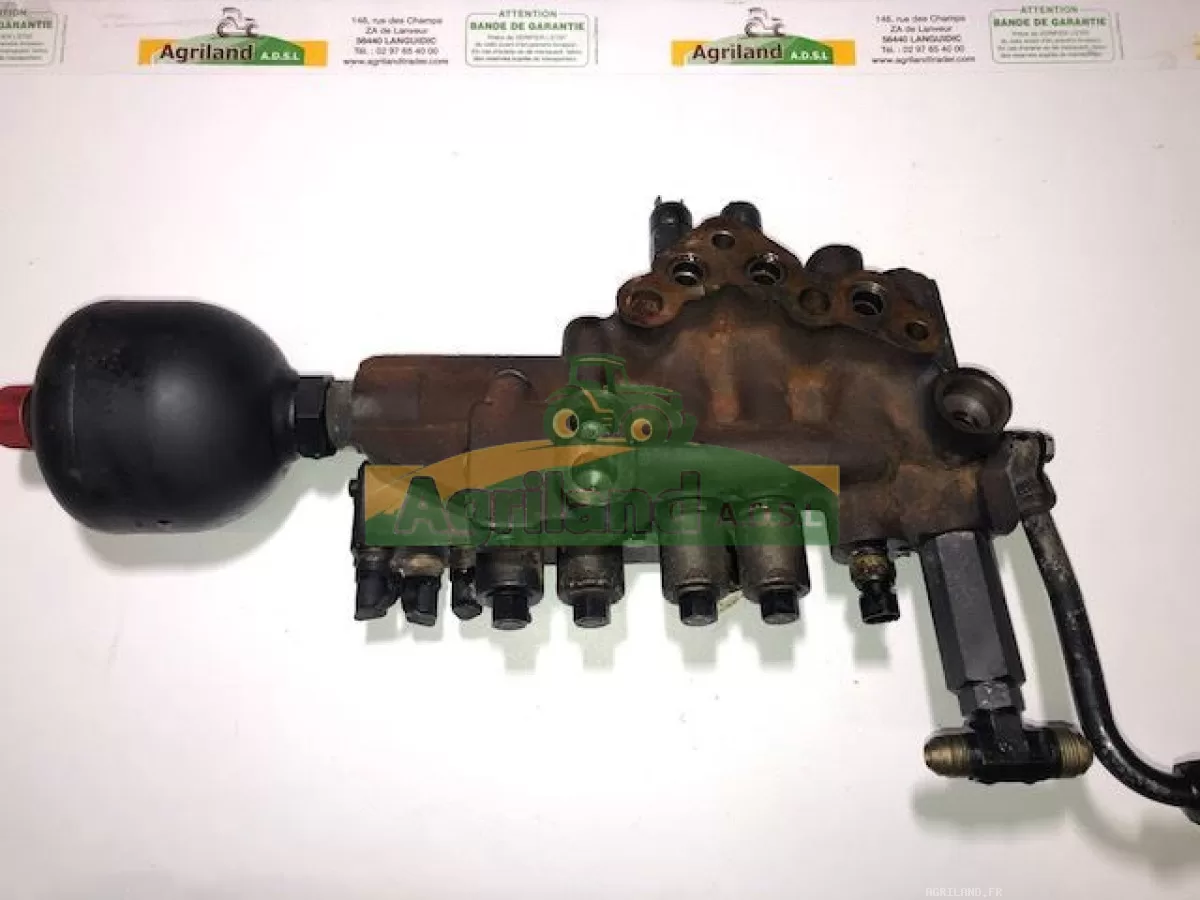 DISTRIBUTEUR HYDRAULIQUE DE COMMANDE AVEC ACCUMULATEUR 