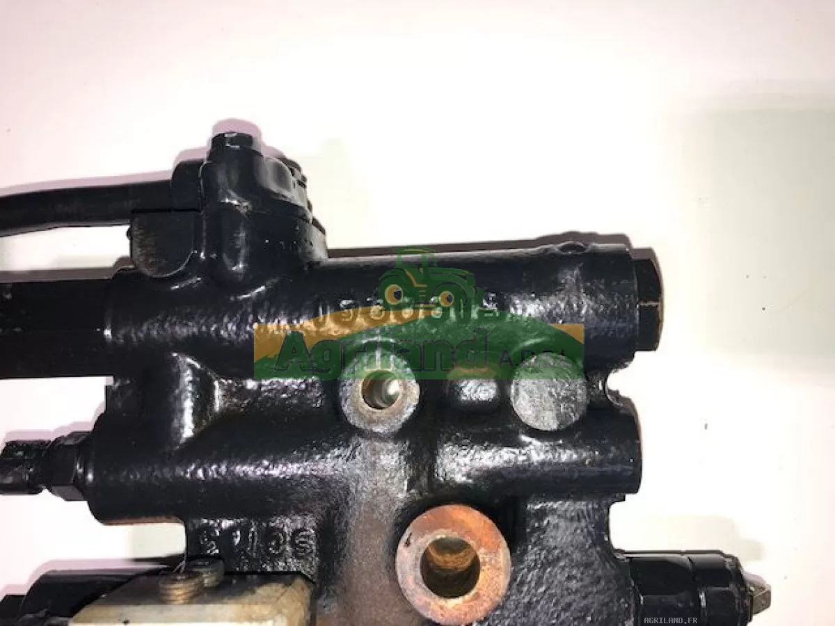 DISTRIBUTEUR HYDRAULIQUE DE COMMANDE AVEC ACCUMULATEUR 