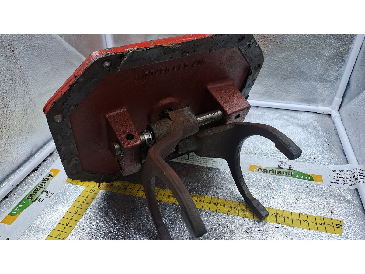 COUVERVCLE DE BOITIER ET FOURCHETTE DE COMMANDE