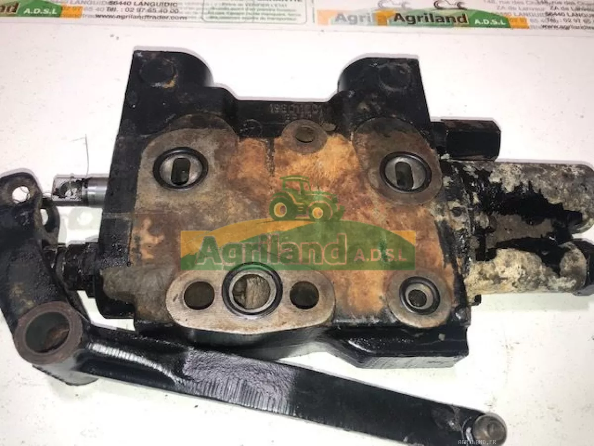 ENSEMBLE DE VALVES  HYDRAULIQUES  AVEC LEVIER 