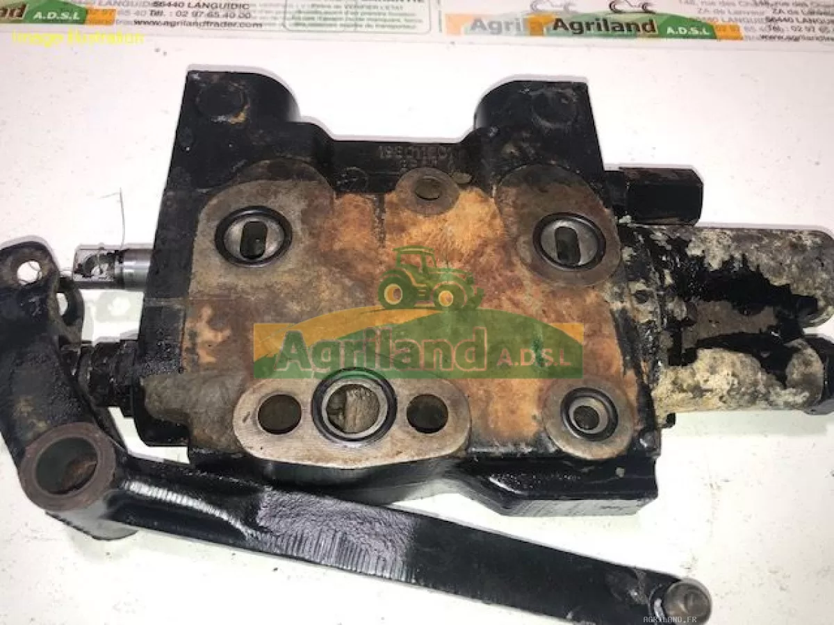 ENSEMBLE DE VALVES  HYDRAULIQUES  AVEC LEVIER 