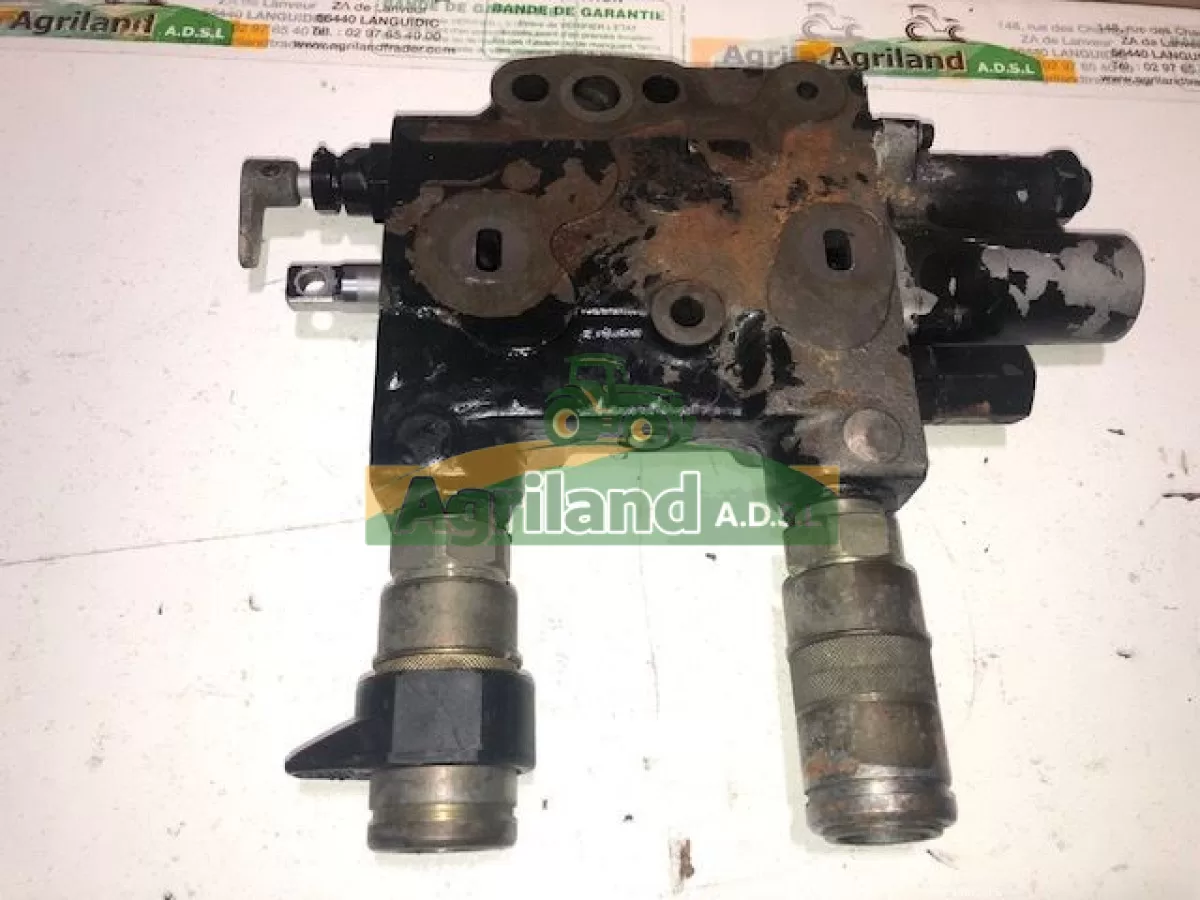 ENSEMBLE DE VALVES  HYDRAULIQUES  AVEC LEVIER 