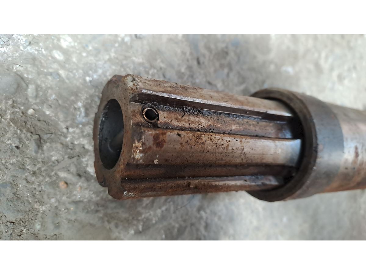 ARBRE DE BOITIER R 700 MODELE SPECIAL AVEC ENTRAINEMENT DE LA POMPE PAR UNE MECANINDUS LP : 1861