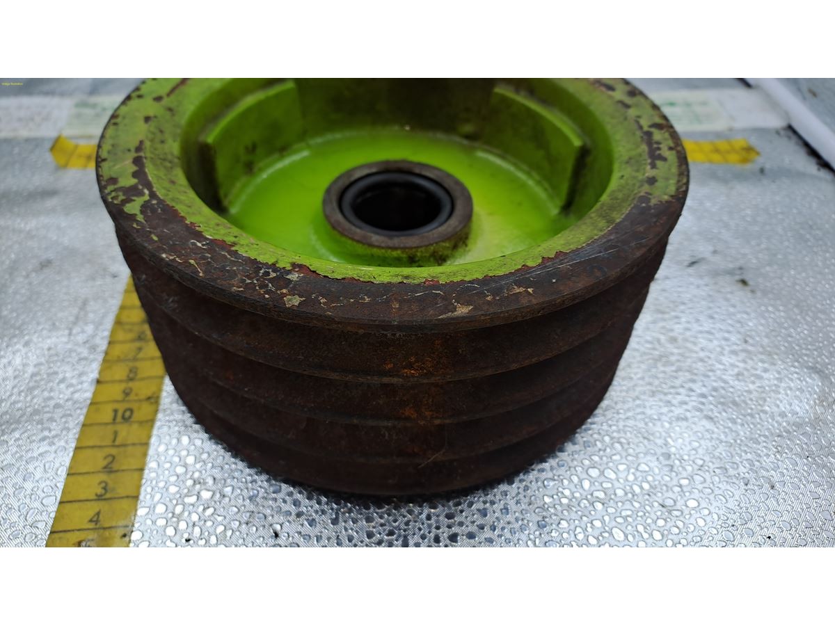 POULIE MENEE (MOYEU CLAVETTE) DIAM EXT 190  4 GORGES